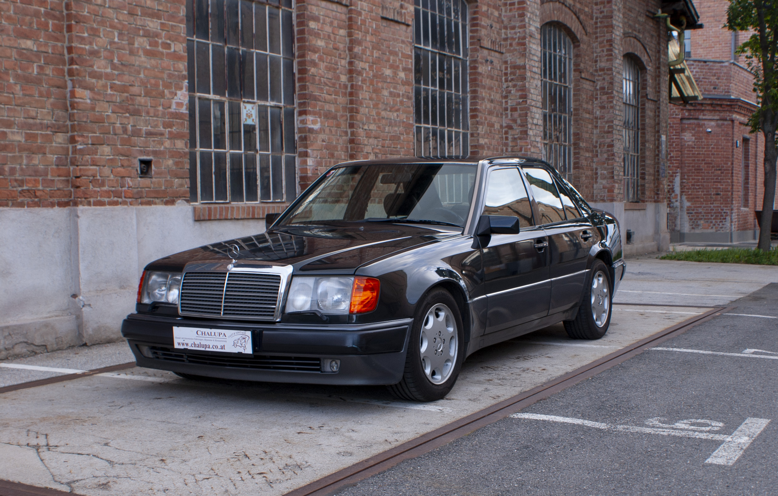 Chalupa Fast and Vintage Mercedes 500E W124 Seite vorne links