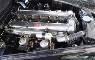 Chalupa_Fast_and_Vintage_Jaguar_XK140_FHC_Motor_Vergaserseite