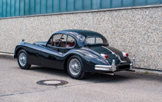 Chalupa_Fast_and_Vintage_Jaguar_XK140_FHC_schräg_hinten_Fahrerseite