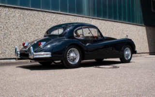 Chalupa_Fast_and_Vintage_Jaguar_XK140_FHC_schraeg_hinten_Beifahrerseite
